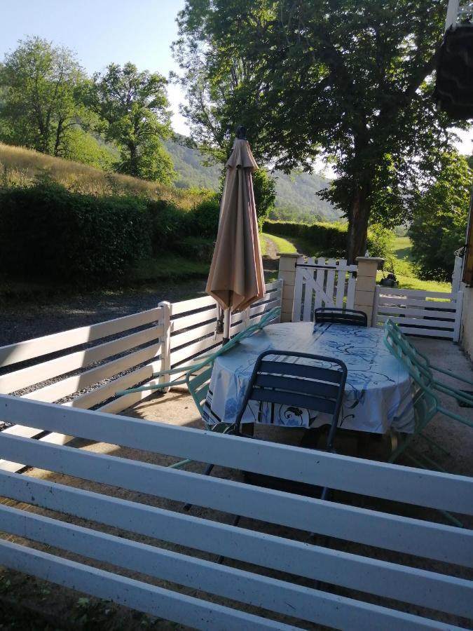 Maison à la campagne au cœur du Cantal dept 15 Marmanhac Esterno foto